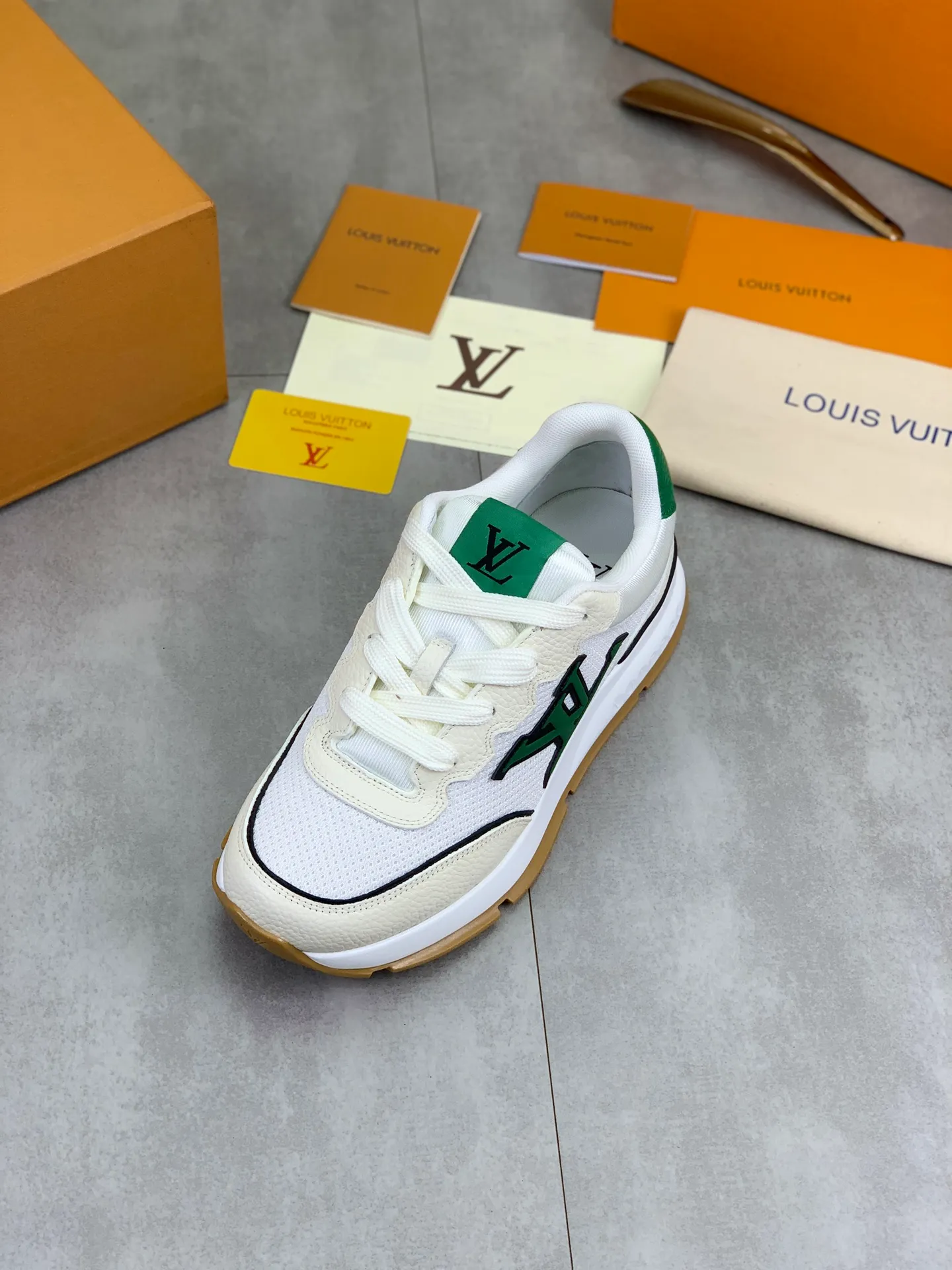 Factory price P700 💶 Top version [LOUIS VUITTON] Couple 🧑‍🤝‍🧑 Craftsman style Counter series (original order) New style 🍀LV Louis Vuitton - top version LV classic high-top trendy shoes! Made of imported original craft calfskin, original breathable lining, and original wear-resistant, lightweight, high-end TPU outsole! High quality products! 4️⃣ colors available, size: female 35-39, male 39-44 (female 40, male 45 46 customized)